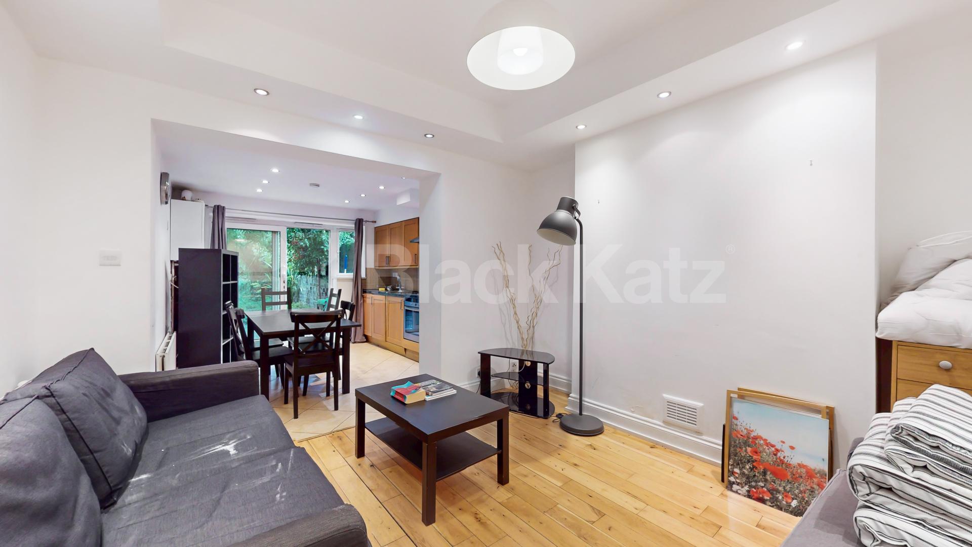 Stylish 3 Bedroom Flat on Quiet Residential Street Rochester Road, Camden